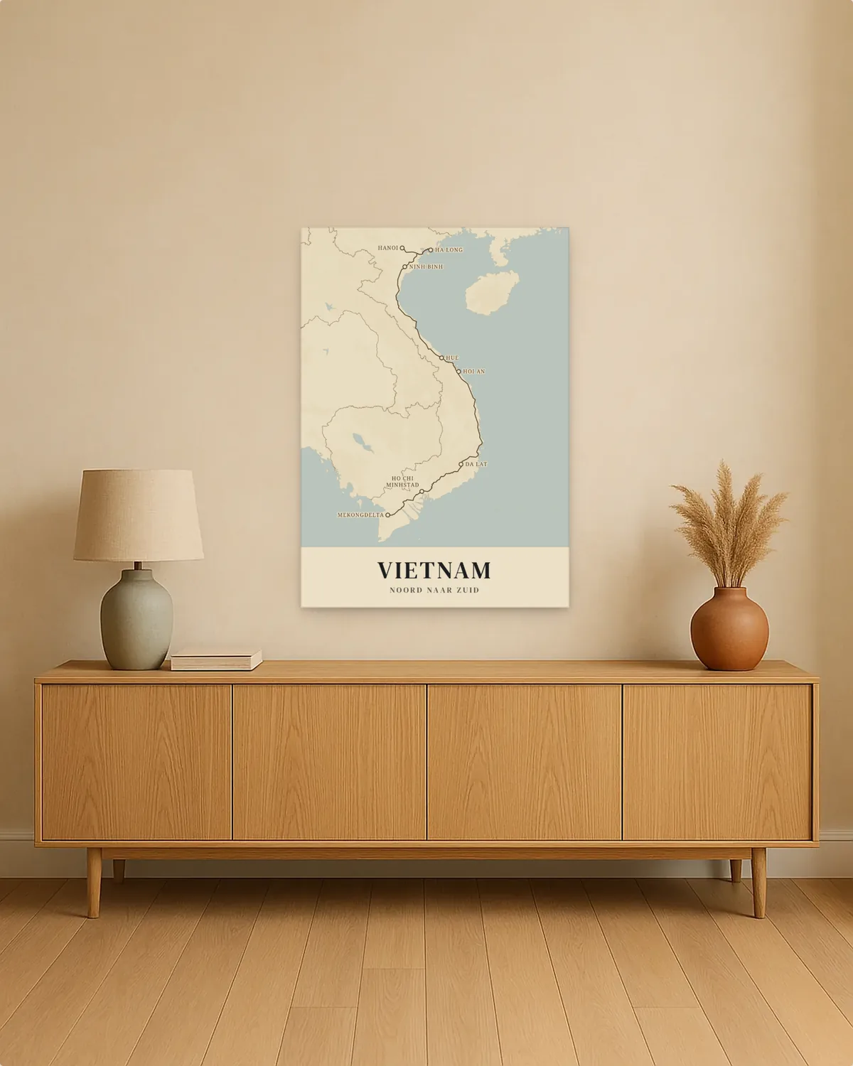 Reisposter van Vietnam aan de muur, met de route noord naar zuid