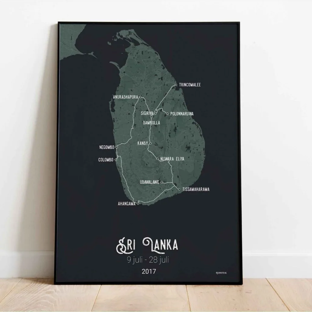 Ingelijste Sri Lanka-reisposter die tegen een lichte muur op een houten vloer staat