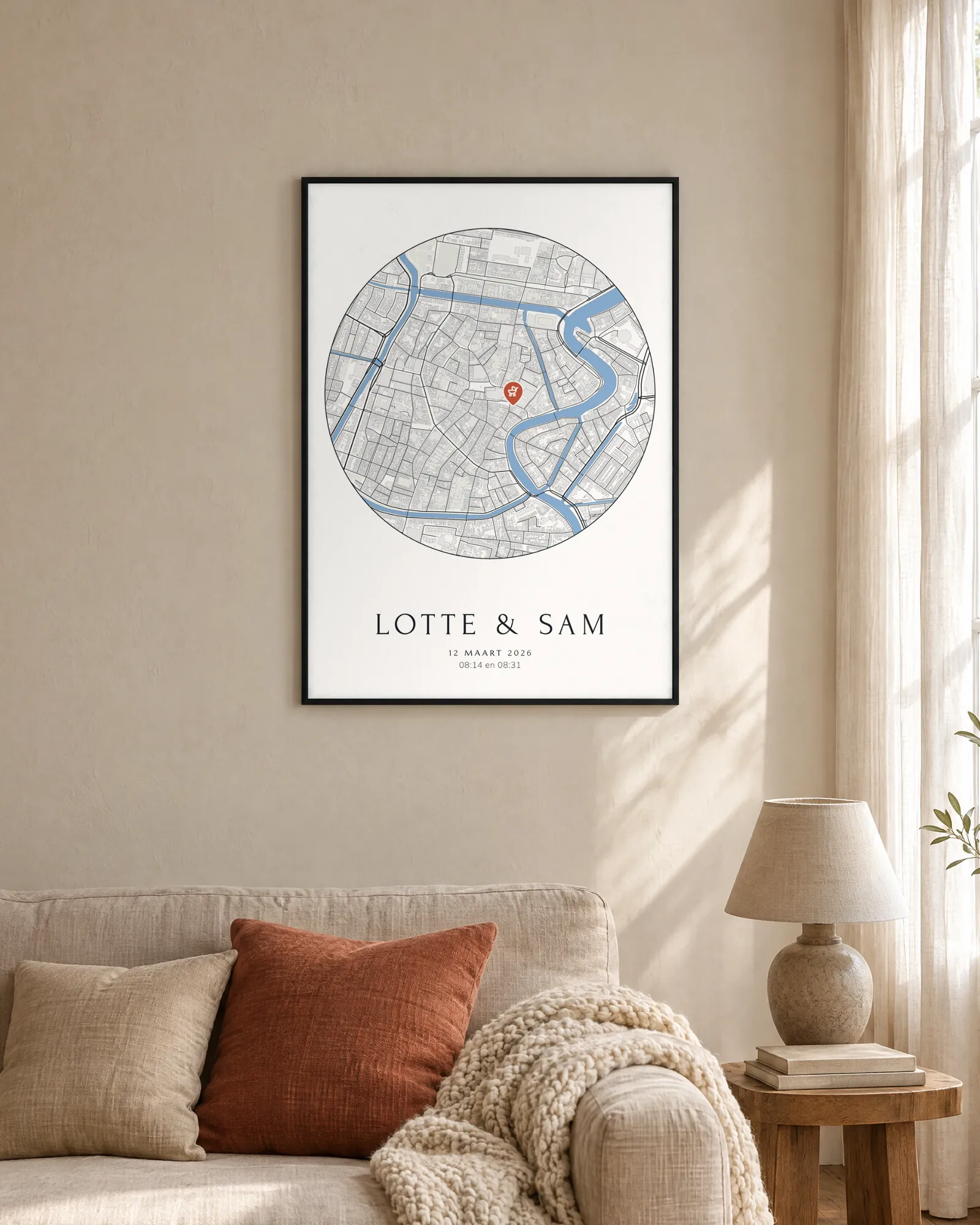 Stadsposter van Haarlem in een zwarte lijst aan de muur