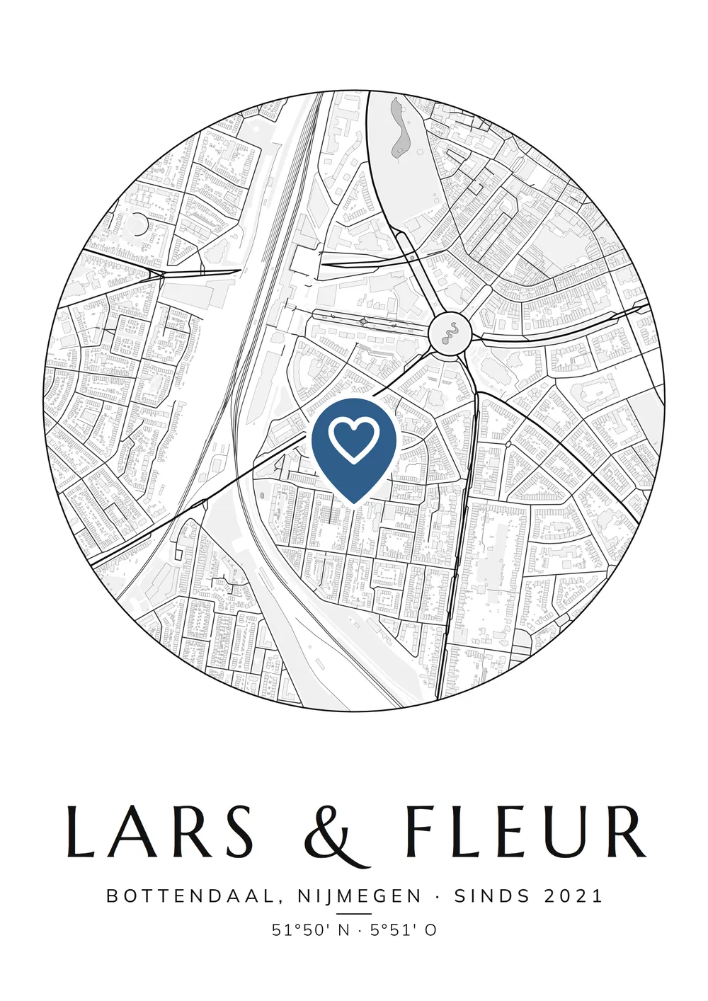 Gepersonaliseerde poster van Nijmegen met een ronde kaart, een groot hartje in Bottendaal en de namen Lars & Fleur als titel